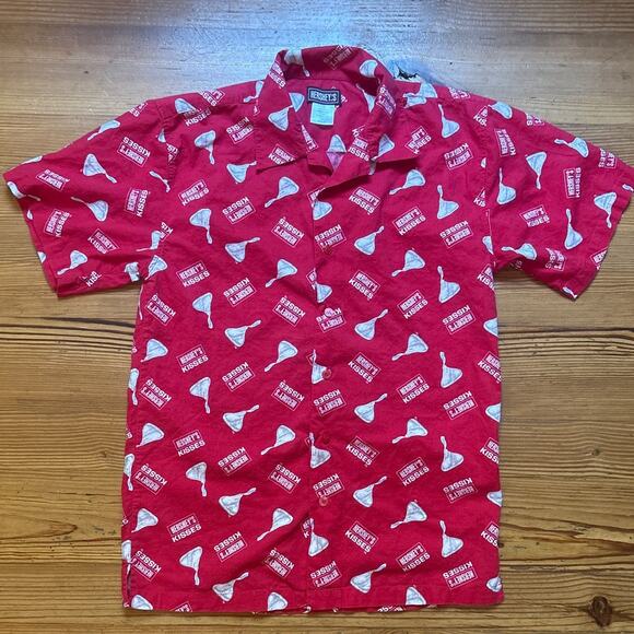 Hershey's red chocolate kiss short sleeve cotton button up short SIZE M - Picture 1 of 5